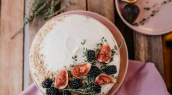 Лятна свежест на трапезата: Вкусни и леки веган торти с плодове