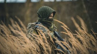 Камуфлажните тениски като практична дреха за активни дни